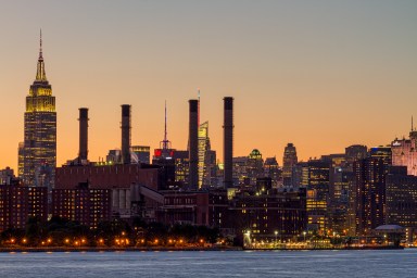 Twilight_in_NYC_with_Empire_State_Building_on_the_left