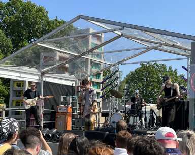 Model/Actriz performing in 2023.