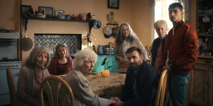 “Four Mothers" is a feel-good Irish film with gentle humor and sincere emotions.