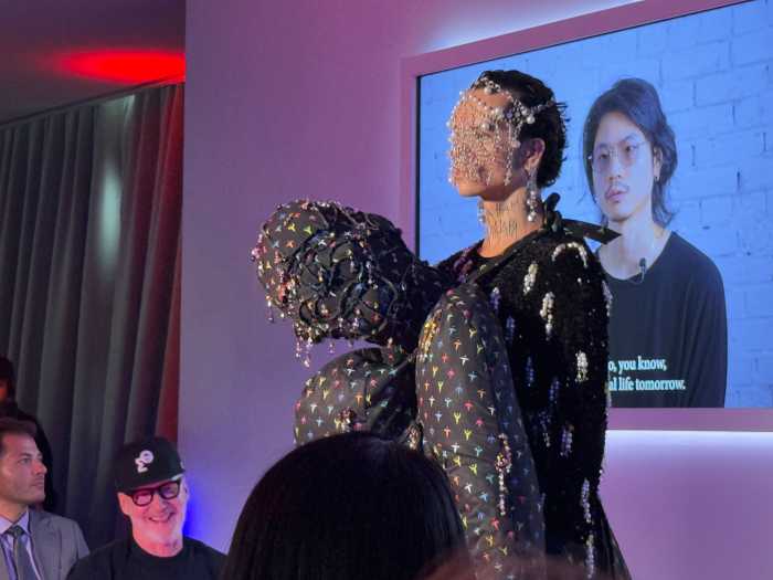 Asato Kitamura's design is showcased on stage.