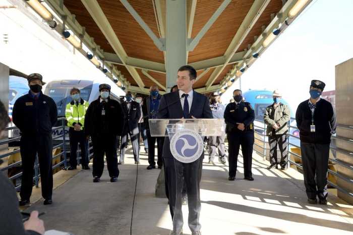 Secretary_Buttigieg_visits_Union_Station_(1)
