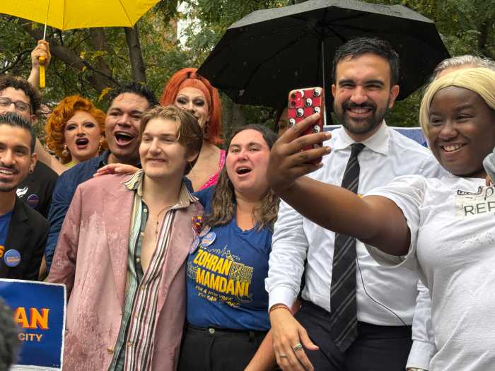 Mamdamni smiles for a selfie.