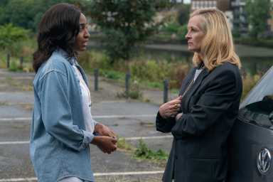 (L to R) Ayo Edebiri as Maggie and Julia Roberts as Alma in "After the Hunt."