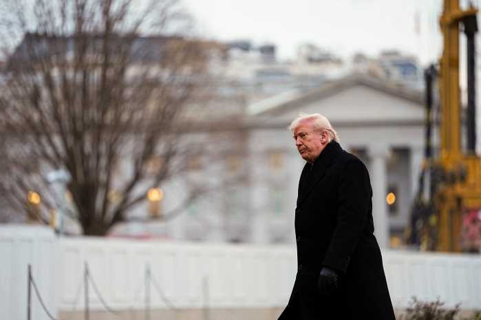 US President Donald Trump walks as he returns to the White House from Dover Air Force Base, in Washington, D.C., December 17, 2025. REUTERS/Aaron Schwartz