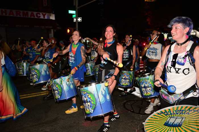 Fogo Azul drums along.